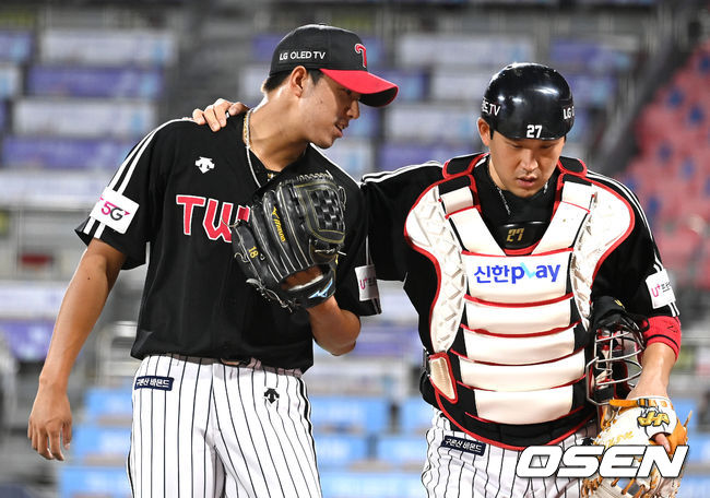 LG 투수 정우영과 포수 유강남이 더그아웃으로 향하며 이야기를 나누고 있다./OSEN DB