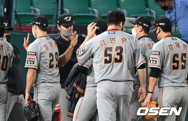 한화 수베로 감독이 선수들과 승리의 기쁨을 나누고 있다. /OSEN DB