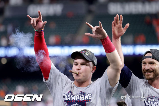 [사진] 3일(한국시간) 진주 목걸이를 한 채 시거를 피우며 월드시리즈 우승의 기쁨을 즐기고 있는 애틀랜타의 작 피더슨. ⓒGettyimages(무단전재 및 재배포 금지)