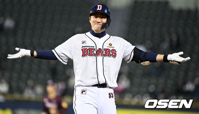 두산 양석환이 2일 열린 키움과의 와일드카드 결정전 2차전 4회말 2사 만루에서 2타점 적시타를 때리고 기뻐하고 있다./OSEN DB