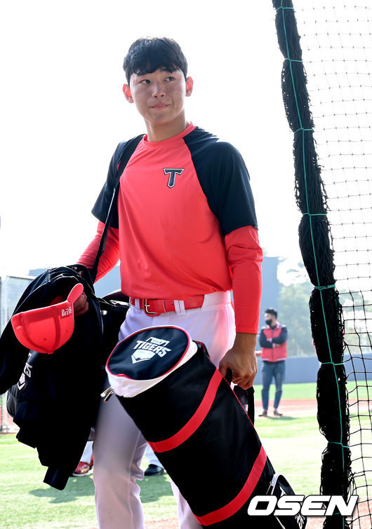 KIA 타이거즈가 4일 전남 함평기아챌린저스필드에 마무리캠프를 차리고 훈련에 돌입했다.KIA 2022년 신인 김도영이 캐치볼 훈련을 마치고 이동하고 있다. 2021.11.04 / dreamer@osen.co.kr