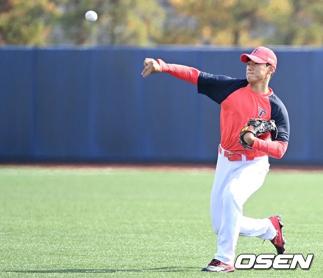 KIA 타이거즈가 4일 전남 함평기아챌린저스필드에 마무리캠프를 차리고 훈련에 돌입했다.KIA 2022년 신인 김도영이 캐치볼 훈련을 하고 있다. 2021.11.04 / dreamer@osen.co.kr