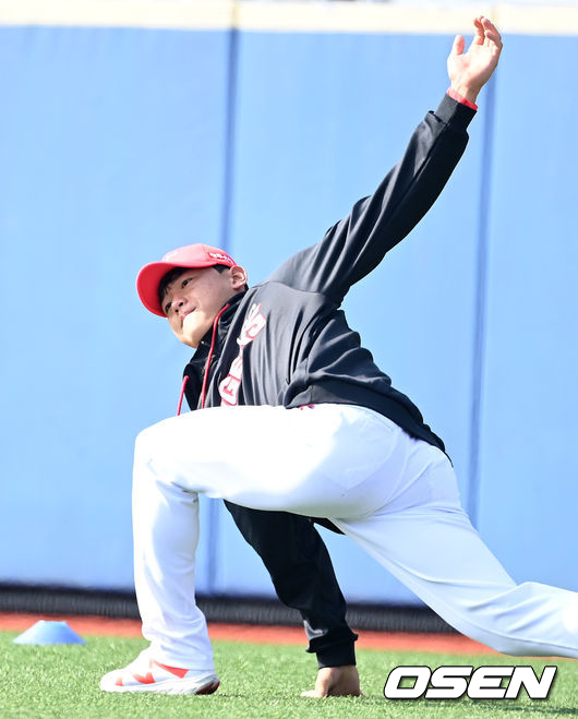 KIA 타이거즈가 4일 전남 함평기아챌린저스필드에 마무리캠프를 차리고 훈련에 돌입했다.KIA 2022년 신인 김도영이 웜업 훈련을 펼치고 있다. / dreamer@osen.co.kr