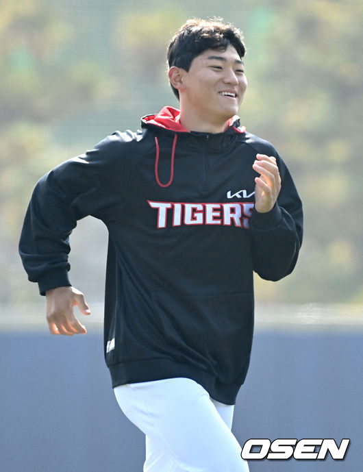 KIA 타이거즈가 4일 전남 함평기아챌린저스필드에 마무리캠프를 차리고 훈련에 돌입했다.KIA 2022년 신인 김도영이 웜업 훈련을 펼치고 있다. / dreamer@osen.co.kr