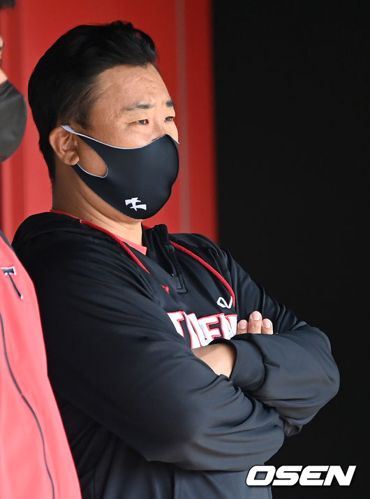 KIA 타이거즈가 4일 전남 함평기아챌린저스필드에 마무리캠프를 차리고 훈련에 돌입했다.KIA 이범호 퓨처스팀 총괄코치가 선수들의 훈련을 지켜보고 있다. / dreamer@osen.co.kr