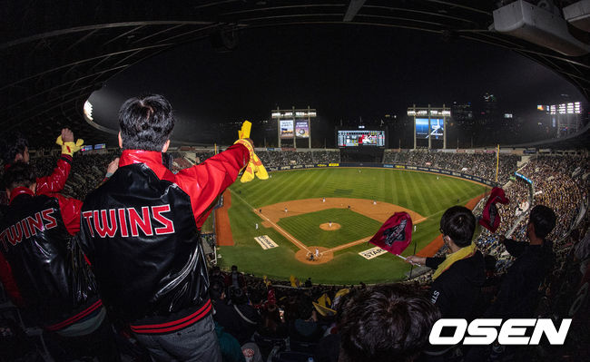 LG 팬들이 응원을 펼치고 있다. 2021.11.04 /cej@osen.co.kr