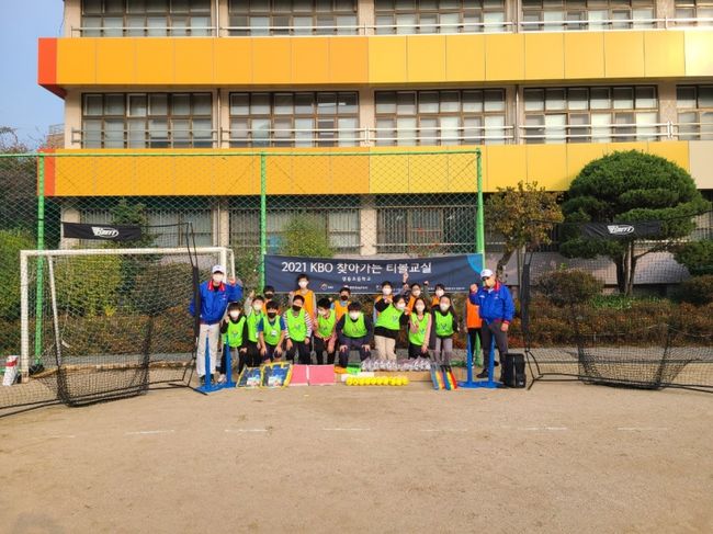 13일 오전 차가운 공기가 느껴지는 아침, 서울 영등포구의 영동초등학교에 ‘원조 홀드왕’ 차명주 차의과학대학교 스포츠의학전문대학원 겸임교수와 학생들이 코로나19 방역수칙을 철저히 준수하며 즐거운 티볼교실 수업시간을 보냈다. / 한국티볼연맹