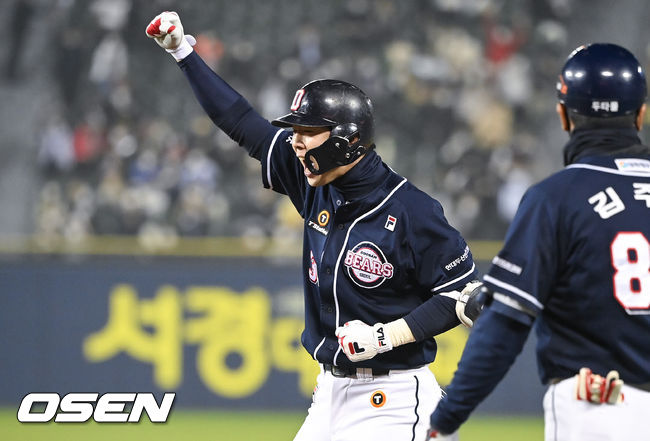 4일 오후 서울 잠실구장에서 2021 신한은행 SOL KBO리그 포스트시즌 LG 트윈스와 두산 베어스의 준플레이오프(준PO) 1차전이 진행됐다.5회초 2사 3루 두산 박건우가 1타점 적시타를 날리고 환호하고 있다. 2021.11.04 / soul1014@osen.co.kr