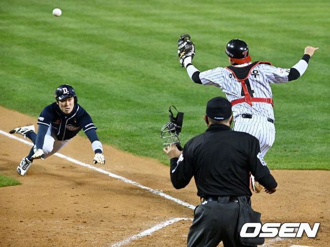 4일 오후 서울 잠실야구장에서 ‘2021 신한은행 SOL KBO리그’ 준플레이오프 1차전 LG 트윈스와 두산 베어스의 경기가 열렸다.8회초 1사 3루 두산 김인태의 내야땅볼때 정주현의 악송구를 틈타 3루 주자 허경민이 홈쇄도해 세이프되고 있다. 2021.11.04