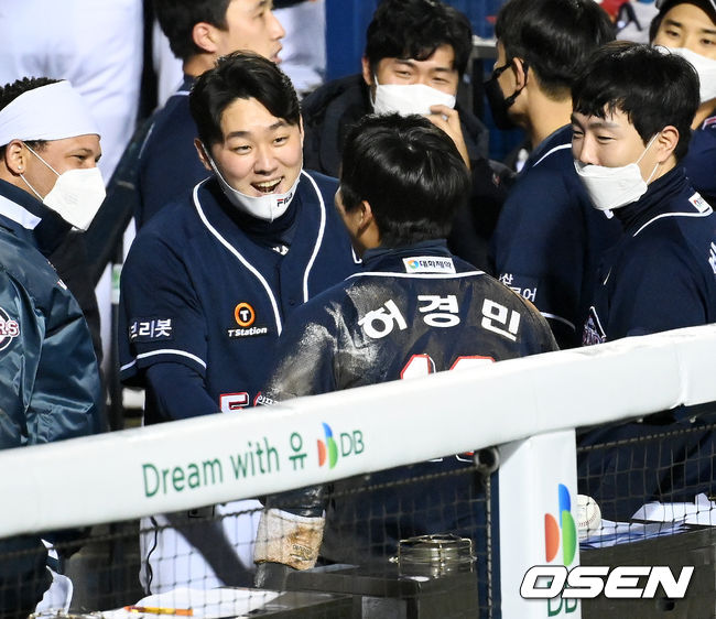 8회초 1사 3루 두산 허경민이 김인태의 내야땅볼때 홈으로 쇄도하며 득점에 성공한 후 덕아웃에서 축하를 받고 있다. 2021.11.04 / rumi@osen.co.kr