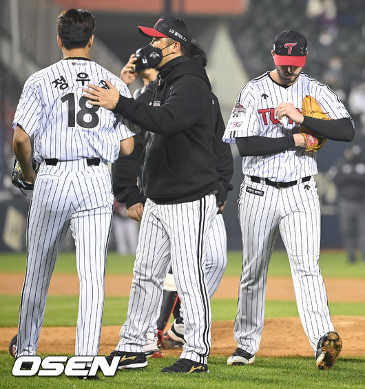 4일 오후 서울 잠실구장에서 2021 신한은행 SOL KBO리그 포스트시즌 LG 트윈스와 두산 베어스의 준플레이오프(준PO) 1차전이 진행됐다.5회초 2사 3루 LG 선발투수 수아레즈가 정우영에게 마운드를 넘기고 교체되고 있다 2021.11.04 / soul1014@osen.co.kr