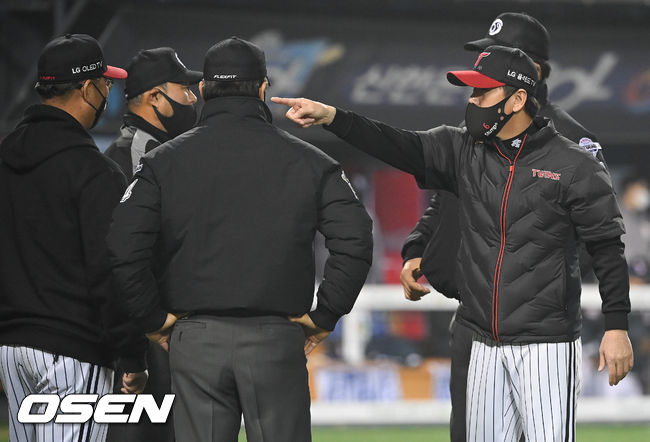 4일 오후 서울 잠실구장에서 2021 신한은행 SOL KBO리그 포스트시즌 LG 트윈스와 두산 베어스의 준플레이오프(준PO) 1차전이 진행됐다.5회초 무사 1루 두산 정수빈의 보내기 번트때 비디오판독 후 타자 수비 방해로 선언됐다. 류지현 감독이 두사나 김태형 감독의 어필을 지적하며 구심에게 항의하고 있다. 2021.11.04 / soul1014@osen.co.kr