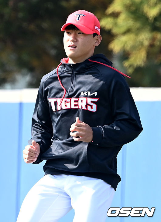 KIA 타이거즈가 4일 전남 함평기아챌린저스필드에 마무리캠프를 차리고 훈련에 돌입했다. KIA 2022년 신인 김도영이 웜업 훈련을 펼치고 있다. / dreamer@osen.co.kr