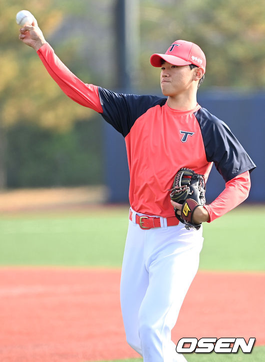 KIA 타이거즈가 4일 전남 함평기아챌린저스필드에 마무리캠프를 차리고 훈련에 돌입했다. KIA 2022년 신인 김도영이 캐치볼 훈련을 하고 있다. 2021.11.04 / dreamer@osen.co.kr