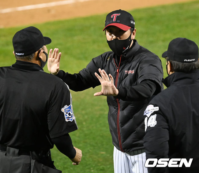 5회초 무사 1루 두산 정수빈의 보내기 번트때 비디오판독 후 타자 수비 방해로 선언됐다. 두산 김태형 감독이 상황 설명을 요구하며 그라운드로 나온 후 얘기를 듣고 들어갔다. 이어 LG 류지현 감독이 비디오 판독 어필에 대해 퇴장조치를 하지 않은 것에 대해 항의를 하고 있다. 2021.11.04 / rumi@osen.co.kr