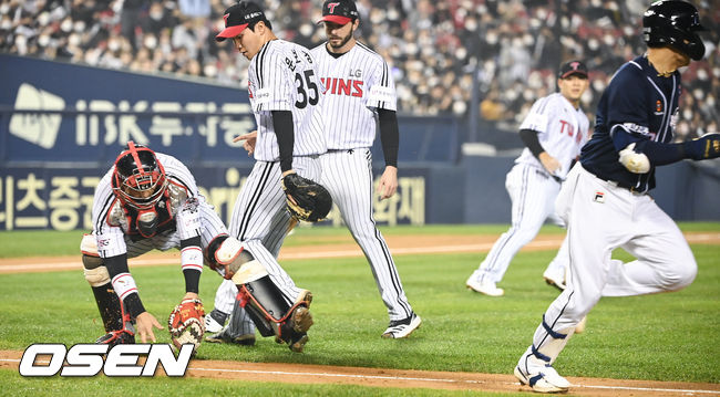 3회초 무사 1루 두산 박세혁의 희생번트 때 LG 유강남 포수가 느리게 타구를 포구하고 있다.  2021.11.04 / soul1014@osen.co.kr