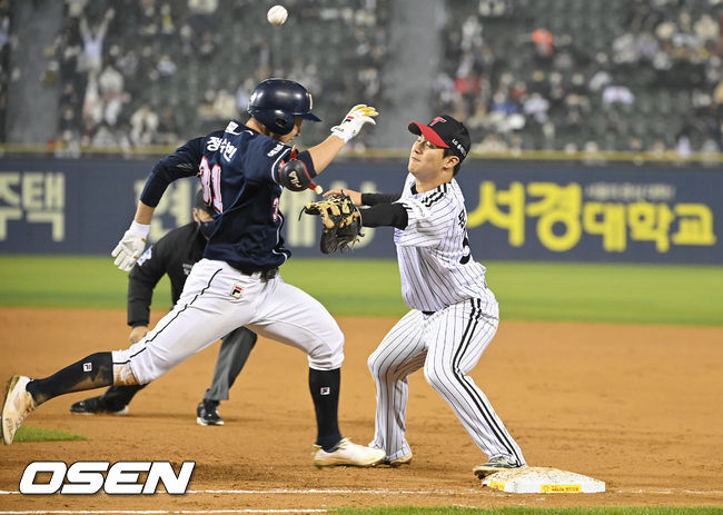 4일 오후 서울 잠실구장에서 2021 신한은행 SOL KBO리그 포스트시즌 LG 트윈스와 두산 베어스의 준플레이오프(준PO) 1차전이 진행됐다.5회초 무사 1루 두산 정수빈의 기습번트때 송구된 공이 정수빈을 맞고 튀어 오르고 있다. 2021.11.04 / soul1014@osen.co.kr