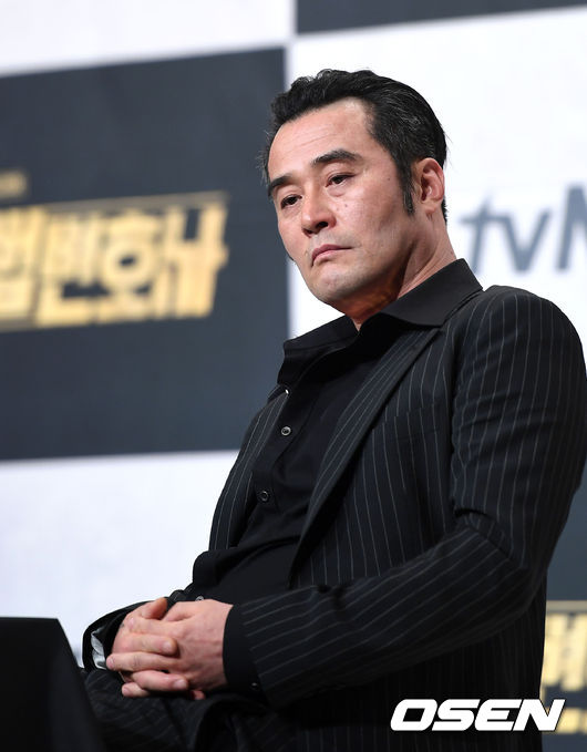 8일 오후 서울 영등포 타임스퀘어 아모리스홀에서 tvN 새 주말드라마 '무법변호사' 제작발표회가 열렸다.<br /><br />배우 최민수가 취재진의 질문을 듣고 있다./sunday@osen.co.kr