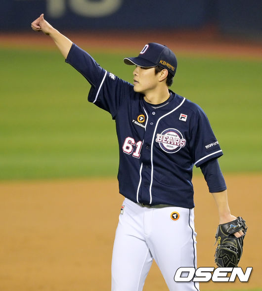 4일 오후 서울 잠실야구장에서 '2021 신한은행 SOL KBO 리그' 포스트시즌 LG 트윈스와 두산 베어스의 준플레이오프(준PO) 1차전이 진행됐다.5회말 1사 LG 홍창기의 라인드라이브성 타구를 두산 좌익수 김재환이 호수비로 처리했다. 두산 선발 최원준이 김재환을 향해 엄지를 세우고 있다. 2021.11.04 /cej@osen.co.kr