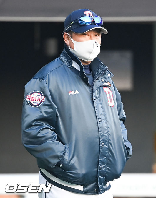 경기 앞서 두산 김태형 감독이 선수들의 훈련을 지켜보고 있다.  2021.11.04 / soul1014@osen.co.kr