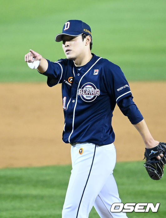 3회말을 마친 두산 선발 최원준이 사인을 보내고 있다. 2021.11.04 / rumi@osen.co.kr