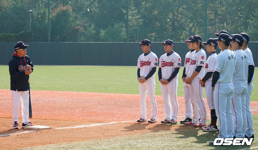 롯데 김평호 코치와 선수단 /OSEN DB