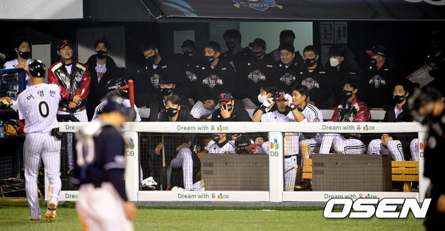 두산이 1차전을 승리했다. 9회말 패색이 짙은 LG 더그아웃 분위기가 어둡다. 2021.11.04 /cej@osen.co.kr