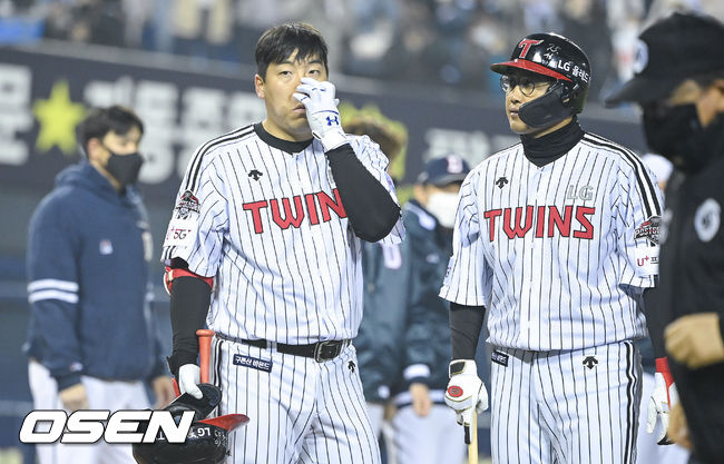 준플레이오프 1차전 종료 후 LG 김현수가 패배에 아쉬워하고 있다.   2021.11.04 / soul1014@osen.co.kr