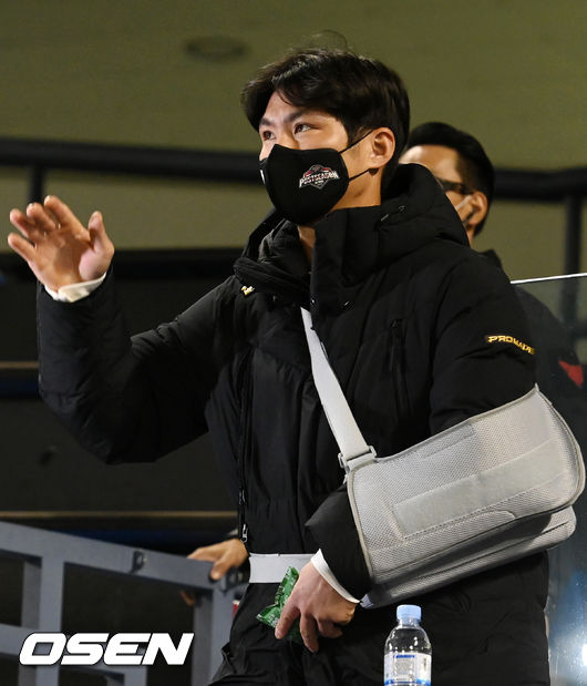 부상으로 포스트시즌에 출장하지 못하는 LG 오지환이 준플레이오프 1차전 응원석에서 인사를 하고 있다. 2021.11.04 / rumi@osen.co.kr