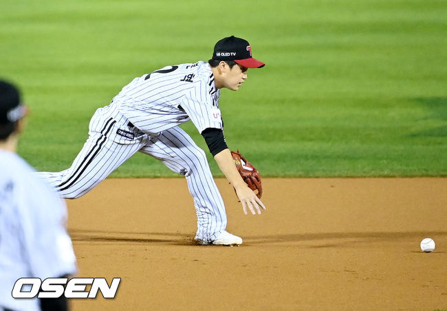 1회초 1사 1루 두산 박건우의 유격수 땅볼 때 LG 유격수 구본혁이 공을 놓치고 있다. 2021.11.04 / rumi@osen.co.kr