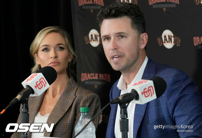 [사진] 샌프란시스코의 버스터 포지(오른쪽)가 5일(한국시간) 오라클파크에서 열린 기자회견에서 아내 크리스틴이 지켜보는 가운데 은퇴를 발표하고 있다. ⓒGettyimages(무단전재 및 재배포 금지)