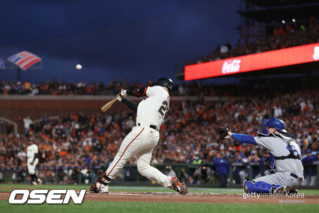 [사진] 샌프란시스코의 버스터 포지가 지난달 9일(한국시간) 열린 다저스와의 NLDS 1차전에서 홈런을 날리고 있다. ⓒGettyimages(무단전재 및 재배포 금지)