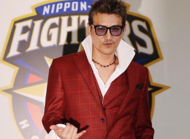 신조 쓰요시 니혼햄 파이터스 감독의 취임식 복장./신조 SNS 캡쳐