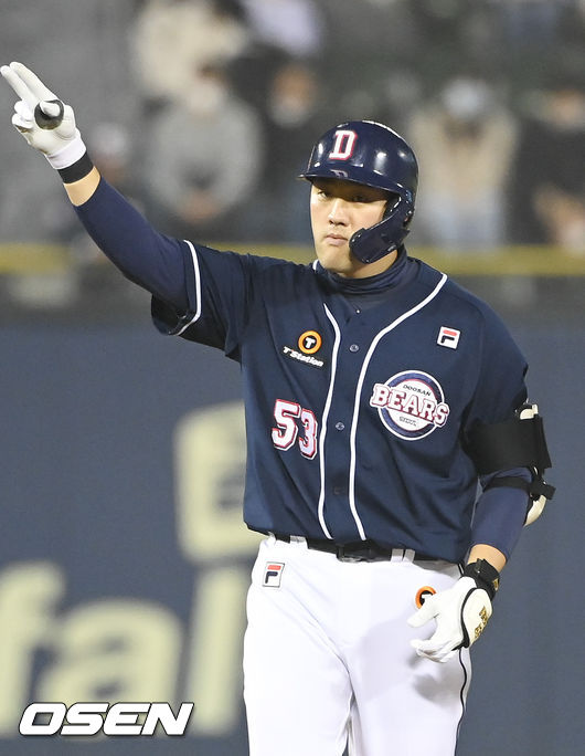 4일 오후 서울 잠실구장에서 2021 신한은행 SOL KBO리그 포스트시즌 LG 트윈스와 두산 베어스의 준플레이오프(준PO) 1차전이 진행됐다.9회초 2사 두산 양석환이 2루타를 날리고 환호하고 있다.    2021.11.04 / soul1014@osen.co.kr