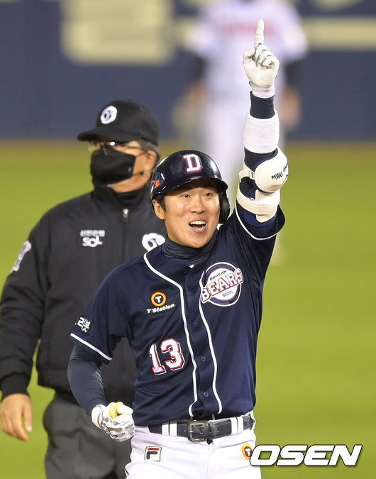 8회초 두산 선두타자 허경민이 2루타를 날린 뒤 세리머니를 하고 있다. 2021.11.04 /cej@osen.co.kr