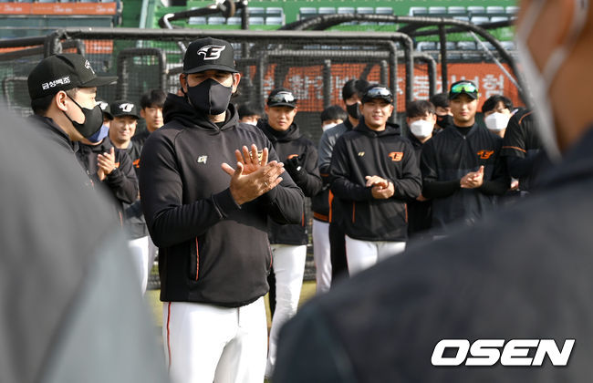 한화 수베로 감독 및 코칭스태프가 2022 신인 선수들을 향해 박수를 보내고 있다. 2021.11.05 / dreamer@osen.co.kr