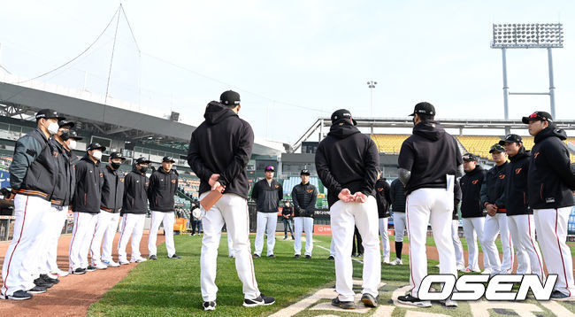한화 2022 신인 문동주-박준영을 신인 비롯한 투수들이 로사도-이동걸 코치와 미팅을 갖고 있다. 2021.11.05