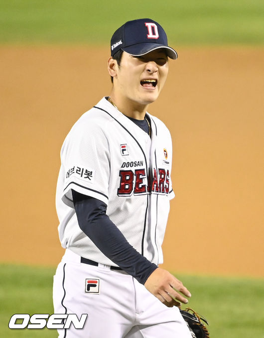 1일 오후 서울 잠실구장에서 2021 신한은행 SOL KBO리그 포스트시즌 두산 베어스와 키움 히어로즈의 와일드카드(WC) 결정 1차전이 진행됐다.2회초 두산 선발투수 곽빈이 삼자번퇴로 키움 공격을 막은뒤 환호하며 더그아웃으로 들어가고 있다.  2021.11.01 / soul1014@osen.co.kr