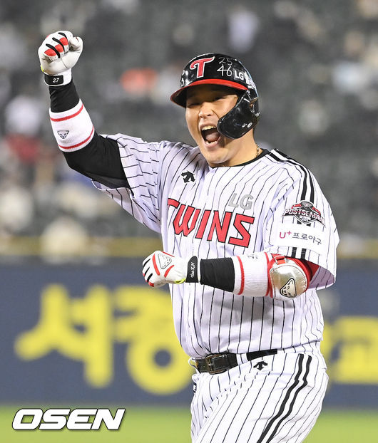 7회말 LG 선두타자 유강남이 안타를 날린뒤 환호하고 있다.  2021.11.04 / soul1014@osen.co.kr