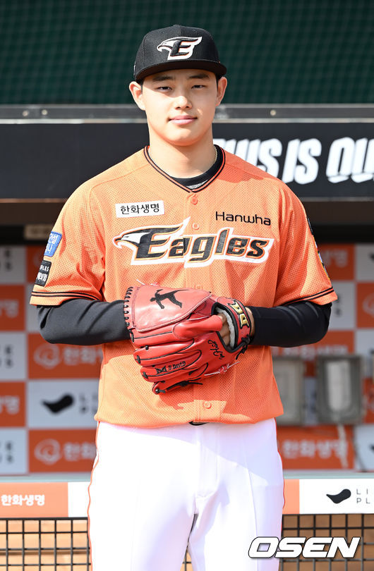 한화 2022 신인 문동주가 인터뷰를 앞두고 유니폼을 입고 포즈를 취하고 있다. 2021.11.05 / dreamer@osen.co.kr