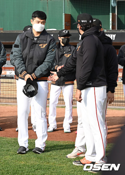 한화 2022 신인 문동주가 첫 마무리캠프 미팅에서 인사를 전하고 있다. 2021.11.05