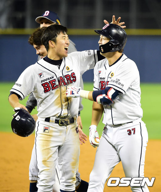 두산 허경민(좌)과 박건우 / OSEN DB