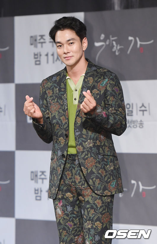 배우 이규한이 포토타임을 갖고 있다. /youngrae@osen.co.kr