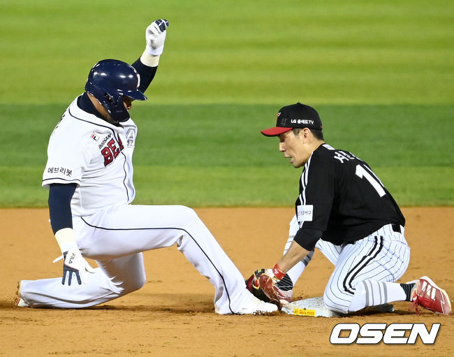 3회말 2사 주자 2루 두산 박건우 타석에서 2루 주자 페르난데스가 견제사 아웃을 당하고 있다. 2021.11.05/ rumi@osen.co.kr