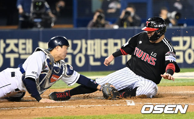 4회초 2사 1,2루에서 LG 김민성의 좌전 적시타 때 2루주자 유강남이 홈으로 쇄도해 세이프 되고 있다. 2021.11.05 /sunday@osen.co.kr