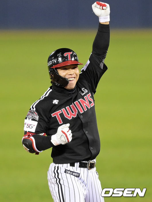 5일 오후 서울 잠실야구장에서 '2021 신한은행 SOL KBO 리그' 포스트시즌 두산 베어스와 LG 트윈스의 준플레이오프(준PO) 2차전이 열렸다.7회초 2사 1,2루 LG 문성주가 달아나는 좌월 2타점 적시 2루타를 날린 뒤 세리머니를 하고 있다. 2021.11.05 /cej@osen.co.kr