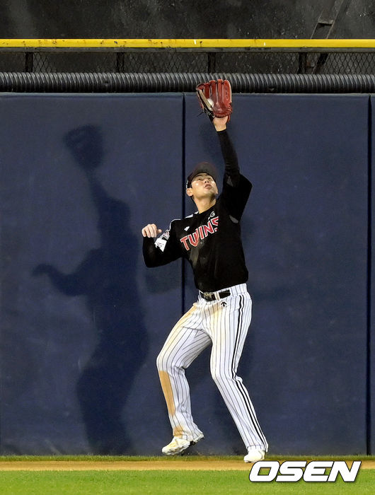 7회말 1사 만루 LG 중견수 홍창기가 두산 김재환의 1타점 희생플라이 타구를 포구하고 있다. 3루주자 강승호가 득점을 올렸다. 2021.11.05 /cej@osen.co.kr