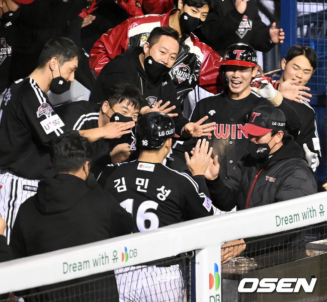 5일 오후 서울 잠실야구장에서 '2021 신한은행 SOL KBO 리그' 포스트시즌 두산베어스와 LG 트윈스의 준플레이오프(준PO) 2차전이 진행됐다.7회초 2사 1,2루 LG 문성주의 좌익수 뒤 2타점 적시 2루타때 LG 김민성이 홈을 밟은 후 덕아웃에서 축하를 받고 있다. 2021.11.05/ rumi@osen.co.kr