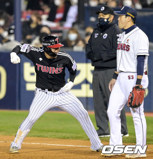 7회초 2사 1,3루 LG 문보경이 우익선상으로 향하는 적시타를 때려낸 뒤 세리머니를 하고 있다. 2021.11.05 /cej@osen.co.kr