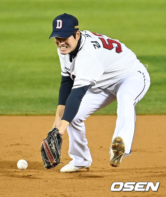 5일 오후 서울 잠실야구장에서 '2021 신한은행 SOL KBO 리그' 포스트시즌 두산베어스와 LG 트윈스의 준플레이오프(준PO) 2차전이 진행됐다.7회초 1사 주자 2루 LG 김현수의 내야 안타때 두산 유격수 김재호가 포구 실책을 범하고 있다. 2021.11.05/ rumi@osen.co.kr